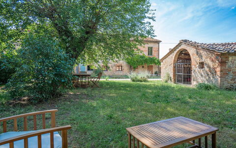 Il Palazzetto Francigena, Monteriggioni: Pflanze, Eigentum, Gebäude, Möbel, Wolke, Fenster, Himmel, Tabelle, Holz, Natürliche Landschaft