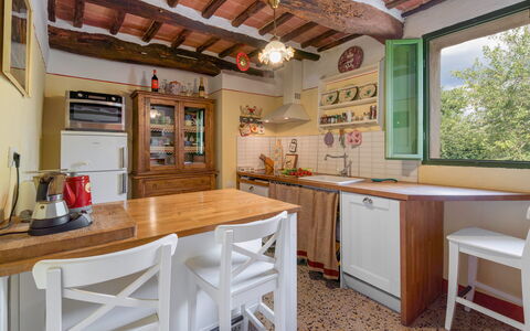 Il Palazzetto Francigena, Monteriggioni: Cabinetry, Countertop, Möbel, Tabelle, Eigentum, Fenster, Küche, Holz, Schublade, Interior Design