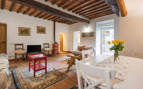 Il Palazzetto Francigena, Monteriggioni: Tabelle, Möbel, Pflanze, Stuhl, Holz, Interior Design, Blume, Die Architektur, Gebäude, Fussboden