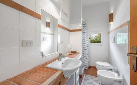 Il Palazzetto Francigena, Monteriggioni: Flooring, Armatur, Interior Design, Badezimmer, Fussboden, Bad Sink, Sinken, Zapfhahn, Installation, Zuhause