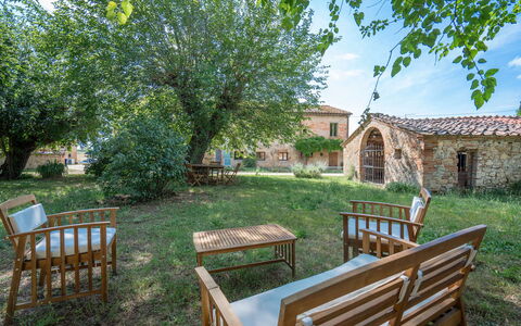Il Palazzetto Francigena, Monteriggioni: Gras, Ländliches Gebiet, Garten, Estate, Rasen, Hinterhof, Hütte, Bauernhaus, Hazienda, Garten