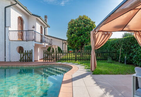 Villa i Portici: Wasser, Pflanze, Himmel, Eigentum, Fenster, Gebäude, Azurblau, Schwimmbad, Die Architektur, Baum