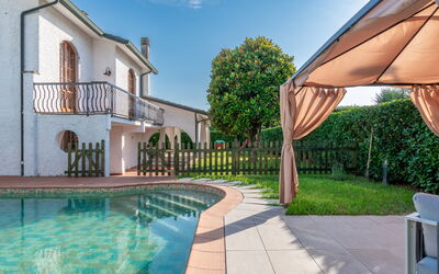 Villa i Portici: Wasser, Pflanze, Himmel, Eigentum, Fenster, Gebäude, Azurblau, Schwimmbad, Die Architektur, Baum