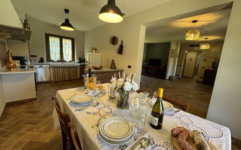 Casa Viviani: Essen, Tabelle, Geschirr, Möbel, Flasche, Teller, Interior Design, Tischdecke, Stuhl, Dishware