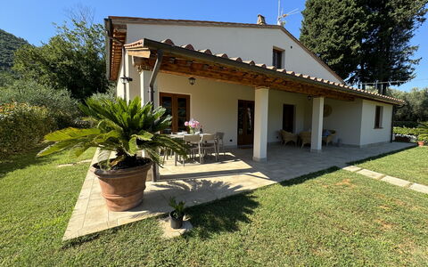 Casa Viviani: Pflanze, Himmel, Gebäude, Eigentum, Fenster, Baum, Haus, Schatten, Grundstueck, Tür