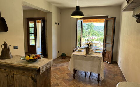 Casa Viviani: Tabelle, Eigentum, Möbel, Cabinetry, Fenster, Holz, Pflanze, Beleuchtung, Zimmerpflanze, Küche