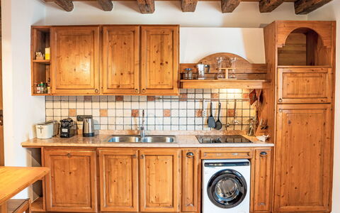 La Meridiana: Küche, Holz, Countertop, Cabinetry, Interior Design, Major Appliance, Flooring, Möbel, Sinken, Küchengerät