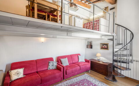 Belle Donne Apartment, Tornabuoni, Florence, Wifi: Eigentum, Möbel, Couch, Wohnzimmer, Holz, Interior Design, Beleuchtung, Gebäude, Die Architektur, Fussboden