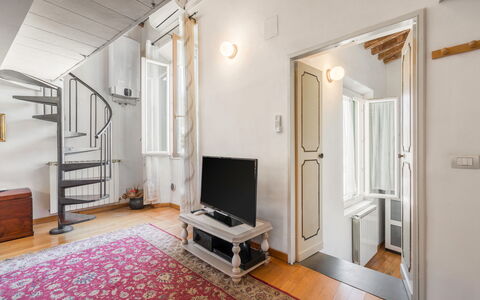 Belle Donne Apartment, Tornabuoni, Florence, Wifi: Gebäude, Bilderrahmen, Komfort, Holz, Couch, Interior Design, Haus, Halle, Tür, Flooring