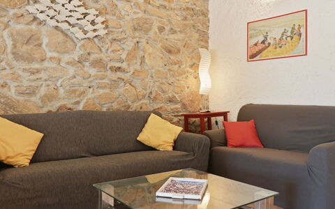 La Casa dei Nonni: Möbel, Wand, Interior Design, Couch, Flooring, Holz, Fussboden, Wohnzimmer, Zimmer, Beleuchtung