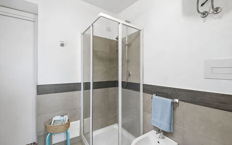 La Casa dei Nonni: Flooring, Fussboden, Interior Design, Zimmer, Decke, Armatur, Wohnung, Sinken, Zapfhahn, Installation