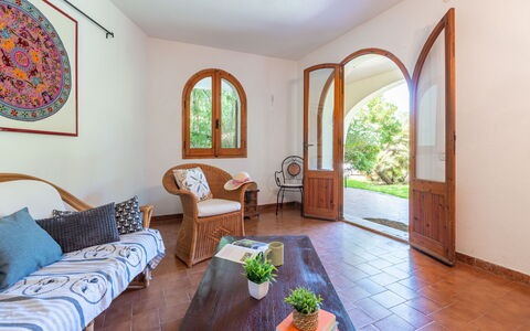 Approdo: Möbel, Tabelle, Eigentum, Fenster, Couch, Gebäude, Pflanze, Azurblau, Zimmerpflanze, Holz