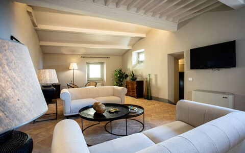 Appartamento Vagnucci: Möbel, Bilderrahmen, Tabelle, Eigentum, Couch, Komfort, Gebäude, Interior Design, Die Architektur, Flooring