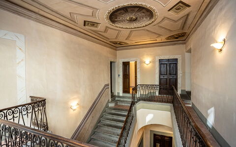 Appartamento Vagnucci: Eigentum, Bilderrahmen, Licht, Holz, Treppe, Beleuchtung, Interior Design, Die Architektur, Halle, Gebäude