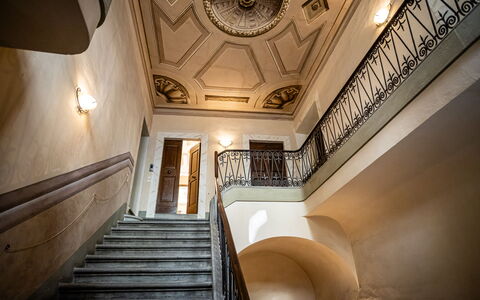 Appartamento Vagnucci: Eigentum, Gebäude, Interior Design, Treppe, Die Architektur, Holz, Fenster, Haus, Decke, Symmetrie