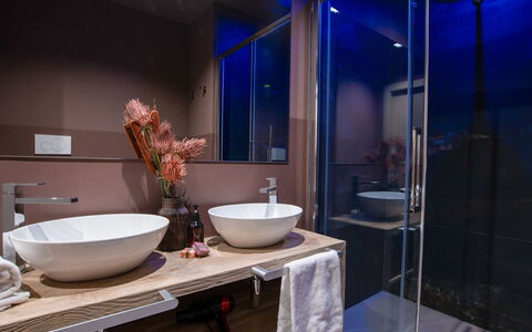 Villa Paradise: Zapfhahn, Eigentum, Armatur, Möbel, Sinken, Gebäude, Lila, Badezimmer, Spiegel, Interior Design