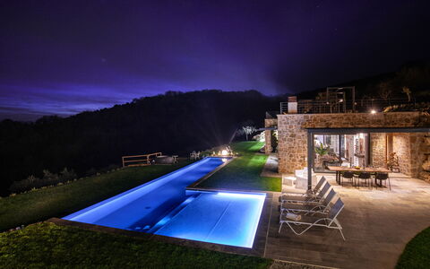 Villa Paradise: Wasser, Pflanze, Himmel, Möbel, Gebäude, Natur, Azurblau, Schwimmbad, Stuhl, Gras