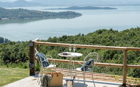 Villa Paradise: Wasser, Himmel, Pflanze, See, Berg, Gartenmöbel, Stuhl, Tabelle, Baum, Freizeit