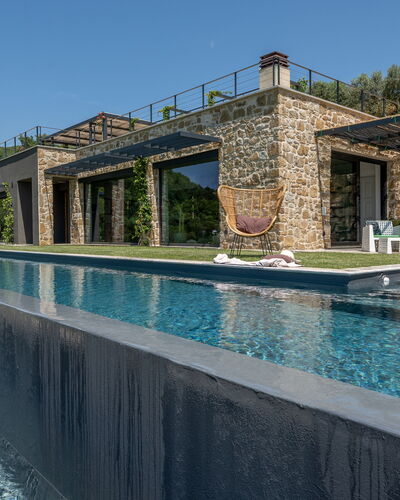 Villa Paradise: Wasser, Himmel, Eigentum, Azurblau, Gewässer, Gebäude, Pflanze, Schwimmbad, Freizeit, Baum