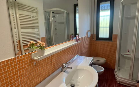 Bell'aria Apartment: Spiegel, Zapfhahn, Sinken, Armatur, Bad Sink, Badezimmer, Lila, Holz, Die Architektur, Interior Design