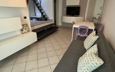 Bell'aria Apartment: Eigentum, Gebäude, Komfort, Beleuchtung, Holz, Interior Design, Die Architektur, Lampe, Flooring, Fussboden