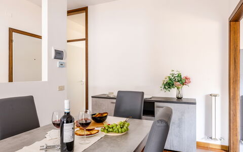 Fano Suite Apartment: Tabelle, Möbel, Geschirr, Flasche, Komfort, Orange, Blumentopf, Zimmerpflanze, Holz, Gebäude