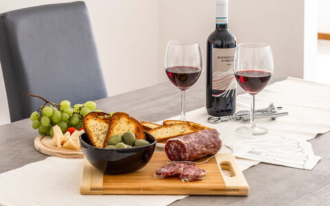 Fano Suite Apartment: Essen, Geschirr, Kelche, Tabelle, Wein, Weinglas, Teller, Flasche, Drinkware
