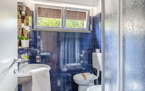Fano Suite Apartment: Armatur, Eigentum, Lila, Zapfhahn, Sinken, Badezimmer, Interior Design, Toilette, Fenster, Toilleten Sitz