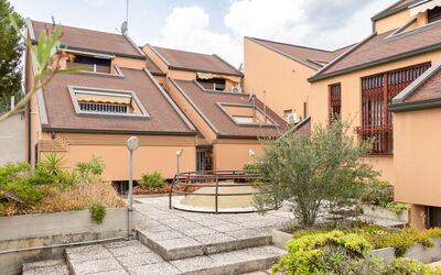Fano Suite Apartment: Pflanze, Himmel, Gebäude, Eigentum, Fenster, Wolke, Haus, Grundstueck, Die Architektur, Urban Design