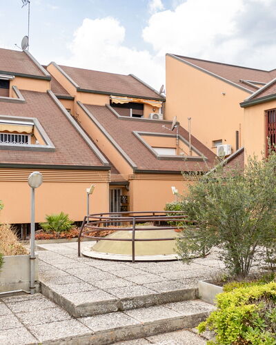 Fano Suite Apartment: Pflanze, Himmel, Gebäude, Eigentum, Fenster, Wolke, Haus, Grundstueck, Die Architektur, Urban Design