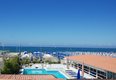 Butterfly With Beach & Breakfast Included: Wasser, Himmel, Wolke, Pflanze, Küsten Und Ozeanische Forms, Schwimmbad, Strand, Freizeit, Baum, Horizont