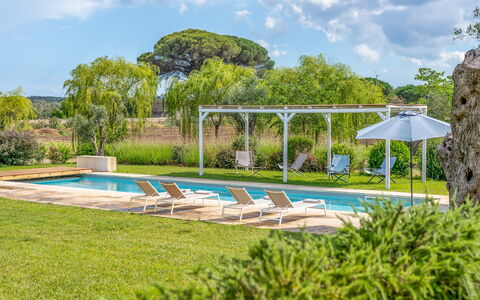 Villa Monamu: Wolke, Wasser, Pflanze, Himmel, Azurblau, Botanik, Schwimmbad, Baum, Natürliche Landschaft, Schatten
