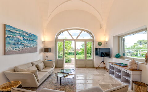 Villa Monamu: Couch, Fenster, Azurblau, Schatten, Interior Design, Fussboden, Wohnzimmer, Tabelle, Holz, Pflanze