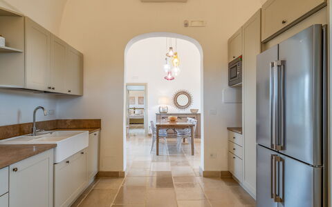 Villa Monamu: Spüle, Cabinetry, Sinken, Möbel, Eigentum, Zapfhahn, Armatur, Countertop, Holz, Gebäude