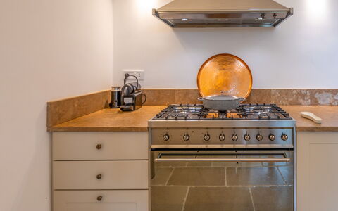 Villa Monamu: Cabinetry, Möbel, Countertop, Küche, Holz, Herd, Schublade, Küchengerät, Cooktop, Fussboden