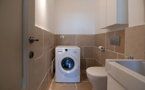 Villa Monamu: Braun, Armatur, Wäschekammer, Badezimmer, Lila, Toilleten Sitz, Toilette, Haus, Wäschetrockner