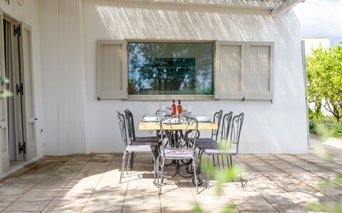 Villa Monamu: Möbel, Tabelle, Gebäude, Fenster, Pflanze, Holz, Stuhl, Interior Design, Baum, Schatten