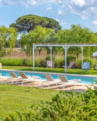 Villa Monamu: Wolke, Wasser, Pflanze, Himmel, Azurblau, Botanik, Schwimmbad, Baum, Natürliche Landschaft, Schatten