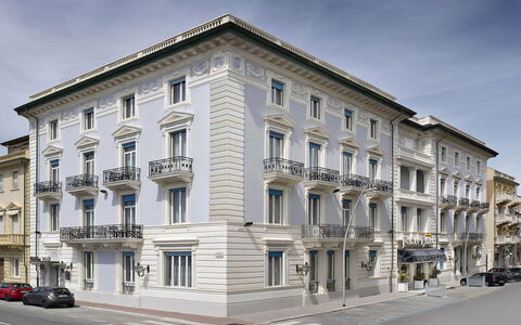 Tosca With Beach & Breakfast Included: Gebäude, Himmel, Fenster, Wolke, Auto, Urban Design, Nachbarschaft, Rad, Wohngebiet, Eigentumswohnung