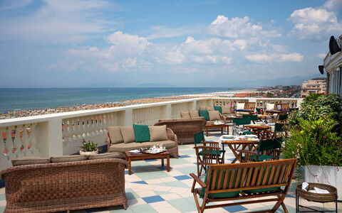 Tosca With Beach & Breakfast Included: Wolke, Himmel, Wasser, Möbel, Eigentum, Gebäude, Pflanze, Azurblau, Gartenmöbel, Strandresort