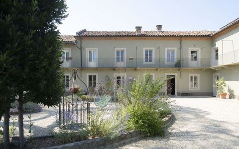 B&b Vigne Di Fagnano Without Kitchen: Pflanze, Eigentum, Gebäude, Fenster, Himmel, Baum, Grundstueck, Haus, Hütte, Landschaft