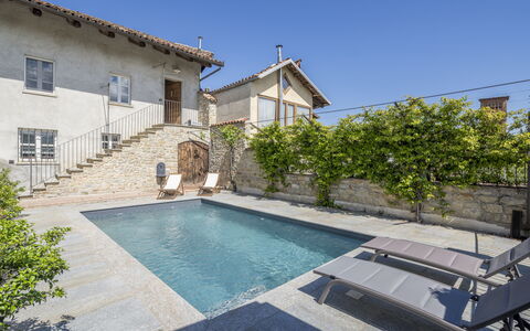 Arpusè, Relax nelle Langhe - Barolo, with Pool: Wohngebiet, Schwimmbad, Verbundwerkstoff, Flagstone, Estate, Villa, Water Feature, Gartenmöbel, Fliese, Sonnenliege