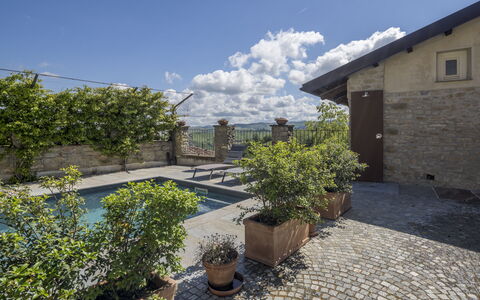 Arpusè, Relax nelle Langhe - Barolo, with Pool: Wand, Blumentopf, Flagstone, Verbundwerkstoff, Tür, Garten, Hof, Zimmerpflanze, Beton, Estate