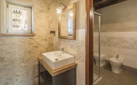 Arpusè, Relax nelle Langhe - Barolo, with Pool: Wand, Flooring, Fussboden, Armatur, Badezimmer, Interior Design, Beleuchtung, Braun, Decke, Bad Sink