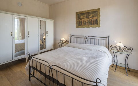 Arpusè, Relax nelle Langhe - Barolo, with Pool: Bett, Möbel, Schlafzimmer, Bedding, Interior Design, Bettdecke, Fussboden, Holz, Linens, Zimmer