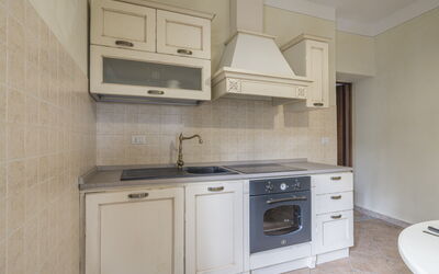 Arpusè - Ca Renato Grane' Apartment with Pool: Küche, Cabinetry, Küchengerät, Countertop, Major Appliance, Flooring, Holz, Interior Design, Fussboden, Möbel