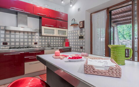 Santa Colomba House, Siena, Nature And Pool: Cabinetry, Eigentum, Countertop, Küche, Tabelle, Interior Design, Holz, Beleuchtung, Flooring, Die Architektur