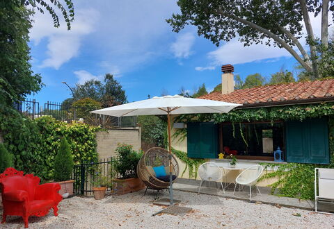 Green Suite On The Roof - Roma With No Kitchen: Himmel, Pflanze, Wolke, Eigentum, Möbel, Gebäude, Tabelle, Azurblau, Schatten, Baum