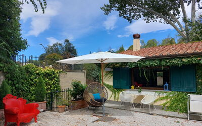 Green Suite On The Roof - Roma With No Kitchen: Himmel, Pflanze, Wolke, Eigentum, Möbel, Gebäude, Tabelle, Azurblau, Schatten, Baum