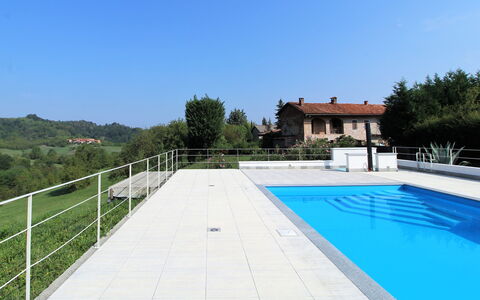La Casa Dei Nonni, House With Private Pool, Torino: Himmel, Wasser, Gebäude, Pflanze, Baum, Schwimmbad, Rechteck, Gras, Haus, Schatten